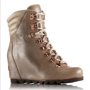 SOLD: Sorel Conquest Wedge Holiday Boots